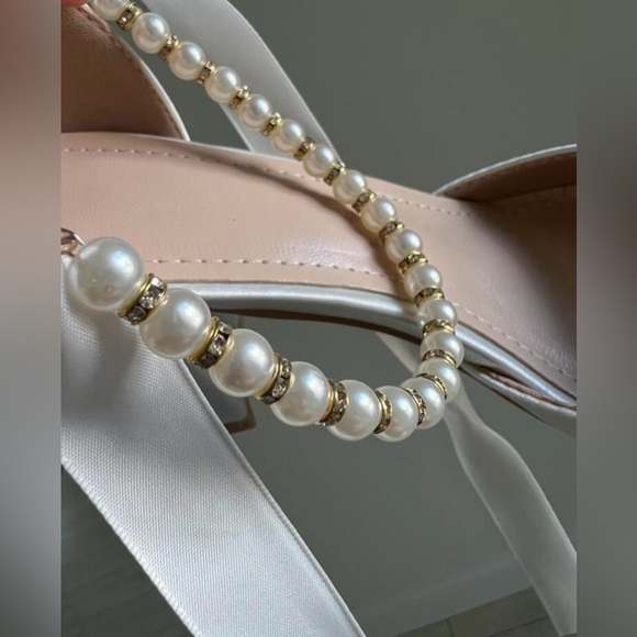 Women's Special Occasion White Block Heel, Pointed Toe Pumps w/ Pearl and Bow - Picture 2 of 4